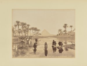 Donne, Fellah che attingono acqua vicino alle piramidi, Cairo