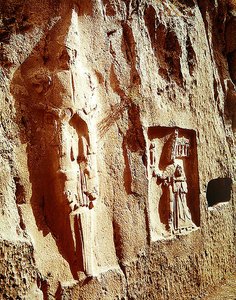 Il dio della spada e Tudhaliya IV abbracciati da un dio da Hittite