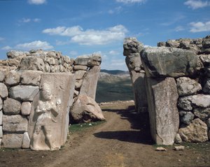 La porta del re, con bassorilievo a sinistra che rappresenta il dio della guerra da Hittite Hittite