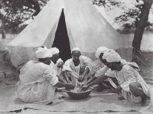 Africa: Marinai arabi a un pasto da Hugo Adolf Bernatzik