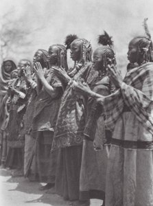 Africa: Donne Aulad Hamid che battono il tempo a una danza da Hugo Adolf Bernatzik