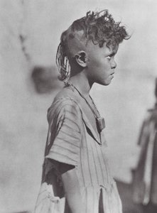 Africa: Bambino Bisharin con amuleto da Hugo Adolf Bernatzik
