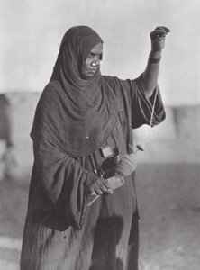 Africa: Donna Bisharin che fila, deserto nubiano da Hugo Adolf Bernatzik