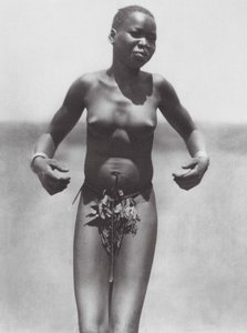 Africa: Ragazza danzante, Djur orientale da Hugo Adolf Bernatzik