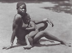 Africa: Djur orientale, madre e figlio da Hugo Adolf Bernatzik