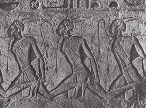 Africa: Rilievo egiziano, trasporto di prigionieri, in Nubia da Hugo Adolf Bernatzik
