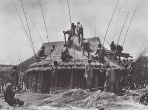 Africa: costruzione di una casa di riposo vicino ad Amadi da Hugo Adolf Bernatzik