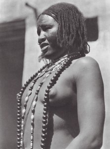 Africa: Gawazi, una ballerina professionista da Hugo Adolf Bernatzik