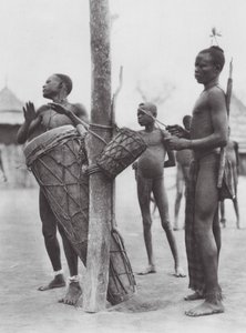 Africa: Uomini Moru che suonano i tamburi da Hugo Adolf Bernatzik