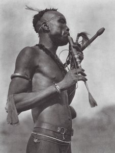 Africa: Suonatore di flauto Niambara da Hugo Adolf Bernatzik