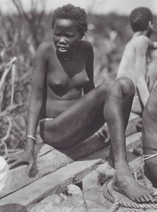 Africa: Ragazza Nuer sul Bahr el Zeraf da Hugo Adolf Bernatzik