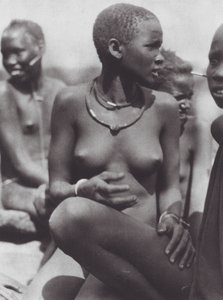 Africa: Ragazza Nuer con collana di peli di giraffa