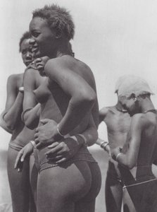 Africa: ragazze e bambini Nuer da Hugo Adolf Bernatzik