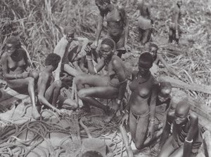 Africa: Ragazze Nuer su una barca a vela sudanese da Hugo Adolf Bernatzik