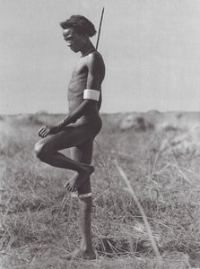 Nuer, posizione di riposo da Hugo Adolf Bernatzik