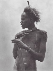 Africa: Guerriero Nuer con segno tribale sulla fronte da Hugo Adolf Bernatzik