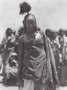 Africa: copricapo di piume di struzzo indossato dagli Aulad Hamids da Hugo Adolf Bernatzik