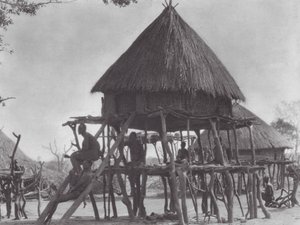 Africa: Palafitte del Djur orientale da Hugo Adolf Bernatzik
