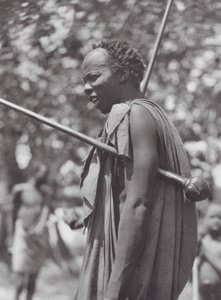 Africa: Guerriero Shilluk con clava da Hugo Adolf Bernatzik