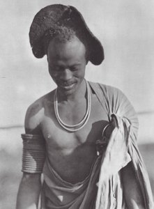 Africa: Guerriero Shilluk con acconciatura a cappuccio da Hugo Adolf Bernatzik