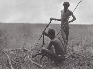 Africa: Guerrieri Shilluk a Riposo da Hugo Adolf Bernatzik
