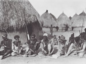Africa: guerrieri Shilluk che si strofinano con cenere di legno da Hugo Adolf Bernatzik