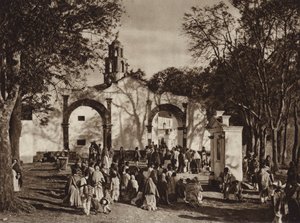 Messico: Amecameca, processione davanti alla cappella del Sacro Monte (foto b/n) da Hugo Brehme