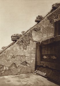 Messico: San Juan Teotihuacan, Sculture delle scale della piramide di Quetzalcouatl al centro della cittadella, facciata occidentale (foto b/n) da Hugo Brehme