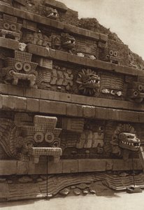 Messico: San Juan Teotihuacan, sculture in pietra sulla facciata occidentale della piramide di Quetzalcouatl, piramide al centro della cittadella (foto b/n)