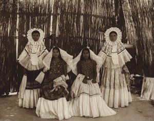 Messico: Tehuantepec, ragazza in costume nazionale (foto b/n)