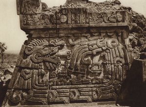 Messico: Xochicalco, Parte della piramide con serpente e geroglifici (foto b/n) da Hugo Brehme