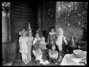 Bambini in maschera nella villa degli Andersin