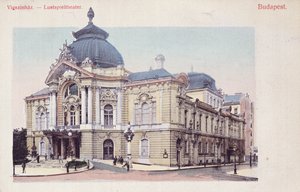 Cartolina che raffigura il Vigszinhaz (Teatro della Commedia) sul Grand Boulevard a Budapest, c.1900 (dopo una foto a colori) da Hungarian School