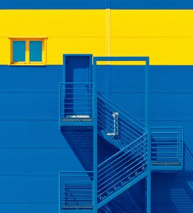 Facciata in blu, giallo e grassetto da Igor Bakotic