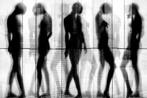 Silhouette in movimento in città da Igor Shrayer