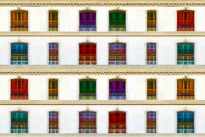 Facciata con vetrate dai colori vivaci da Igor Shrayer