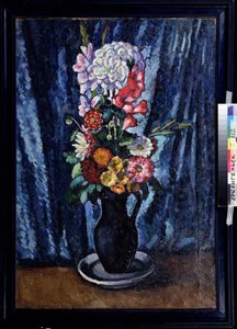 Bouquet di fiori in una brocca davanti a uno sfondo blu da Ilya Ivanovich Mashkov