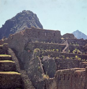 Rovine degli edifici terrazzati della cittadella di Machu Picchu da Incan