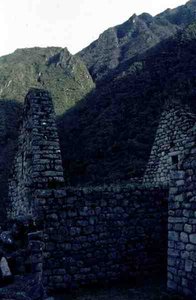 Casa in rovina dalla cittadella di Machu Picchu (foto) da Incan Incan