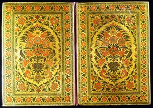 Una coppia di copertine di libri laccate decorate con un disegno floreale, con un vaso di fiori e fringuelli al centro, XVIII secolo