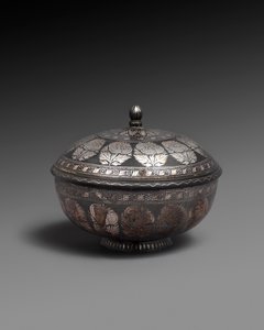 Ciotola e coperchio in lega metallica intarsiata con argento, ciascuno con una fascia di fiori naturalistici, 1700-1899 da Indian School