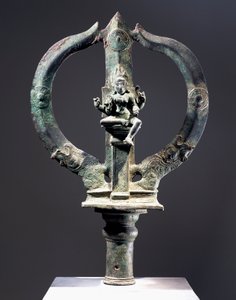 Tridente in bronzo con figura di Mariyammai, dea del vaiolo portata in processione durante le epidemie, civiltà indiana da Indian School