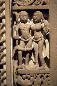 Coppia di amanti. Cornice della porta in pietra scolpita, arte del Rajasthan o Uttar Pradesh (India), IX-X secolo. Museo Nazionale della Corea, Seoul (Corea del Sud) da Indian School