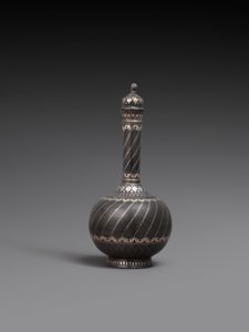 Fiasca con coperchio e supporto, o piatto di lega metallica con intarsi in argento, 1700-99 da Indian School