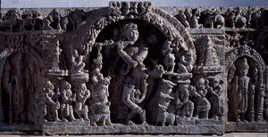 Induismo: "Krishna o Venugopala, maestro dei flauti e delle mucche" Scultura in pietra nera, parte centrale del 12° secolo - da Halebidu, Mysore - Calcutta, Museo Indiano