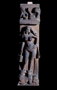 Induismo: rappresentazione di una Yakshini (Yaksi) spirito della natura, che tiene una gabbia e un pappagallo, sta su un nano - Scultura di Mathura, gres, II secolo da Indian School