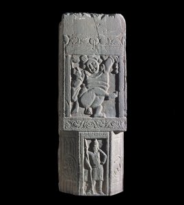 Lastra di stupa che mostra un nano e figure scite, dal sito di Nagarjuna da Indian School