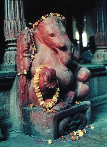 Il dio elefante, Ganesh (pietra dipinta) da Indian School