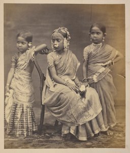 Gruppo di bambini di Madras, che mostrano il modo di indossare gioielli, c.1870 da Indian photographer