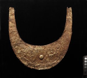 Ornamento a forma di mezzaluna (tobelo) da Indonesian School